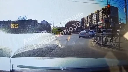 В Астрахани на перекрестке иномарка столкнулась с реанимобилем