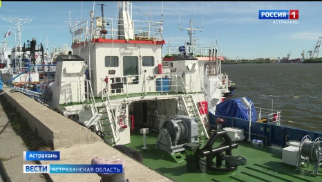 В Астрахани прошло торжественное поднятие флага и освещение судна «Алиот»