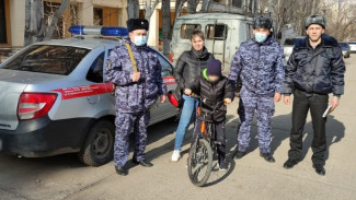 В Астрахани сотрудники Росгвардии помогли женщине найти сына 