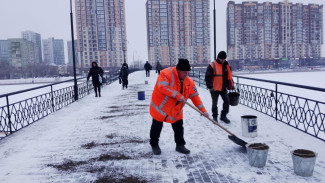 В Астрахани около 290 коммунальщиков вышли на расчистку тротуаров и дорог