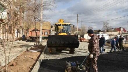 В Астрахани начали укладывать асфальт во дворах на улицах Дзержинского и Боевой