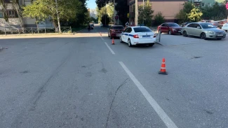 В Астрахани в ДТП пострадал юный самокатчик