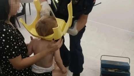 В Астрахани 2-летний малыш надел на голову горшок, который смогли снять только спасатели