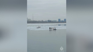 ЧП на Волге: в Астрахани на дрейфующей по реке льдине оказались люди