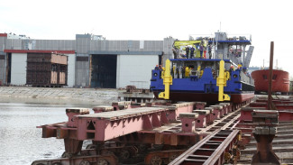 В Астраханской области на заводе "Лотос" спустили на воду земснаряд