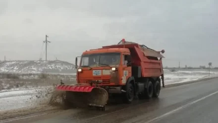 Дорожники расчищают от снега федеральные трассы в Астраханской области