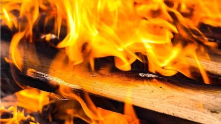 При пожаре в Астрахани погиб пенсионер из-за неосторожного курения