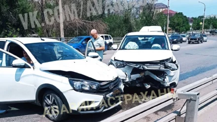 В Астрахани в ДТП на путепроводе пострадала 33-летняя женщина