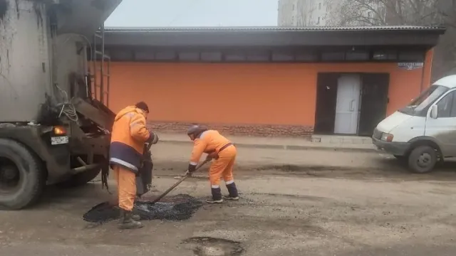 В Астрахани с начала года заделали ямы на 30 улицах