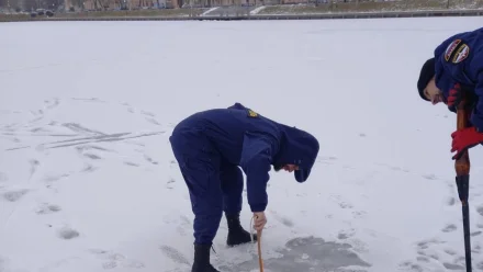 Жителей Астрахани предупреждают о таянии льда на водоёмах