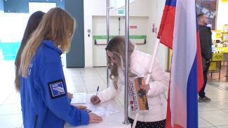 Астраханская молодёжь активно ставит подписи в поддержку Владимира Путина