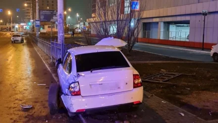 В Астрахани водитель въехал в ограждение, пытаясь скрыться от ДПС