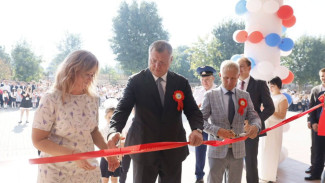 В День знаний астраханский губернатор открыл новую школу в посёлке Лиман