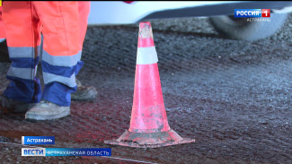 В Астрахани сразу на нескольких центральных улицах идет активная фаза дорожного сезона 