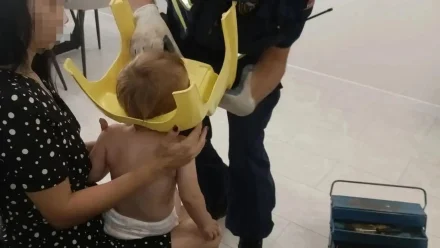 В Астрахани 2-летний малыш надел на голову горшок, который смогли снять только спасатели