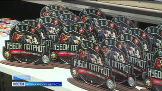 В Астрахани на площади Ленина состоялся турнир по панкратиону, приуроченный ко Дню физкультурника