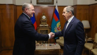 Глава Астраханской области поздравил Сергея Лаврова с профессиональным праздником