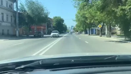 На улицах Астрахани начали обновлять дорожную разметку 