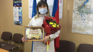 Директор магазина сотовой связи спасла пожилую астраханку от мошенников