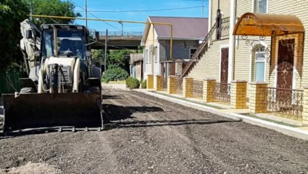 В Астрахани грунтовые дороги подсыпают инертными материалами 