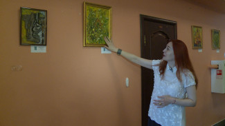 Актриса астраханского ТЮЗа Анна Максакова представила выставку картин