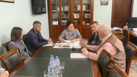 В Астрахани городские власти проводят встречи с жителями аварийных домов