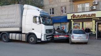 В Астрахани задержали неадекватного водителя фуры, совершившего два ДТП