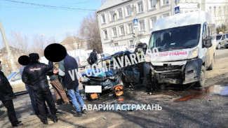 В Астрахани в ДТП с участием «ВАЗ-2115» и маршрутки пострадали пять человек