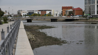 В городских каналах Астрахани сбрасывают воду