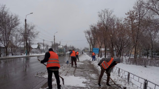 В Астрахани в расчистке улиц задействовано 360 человек и 37 единиц спецтехники