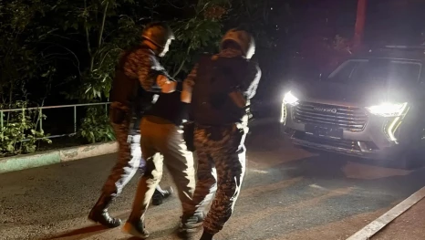 В Астрахани мужчина разбил стеклопакет в больнице и провоцировал врача на драку