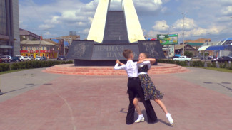 Астраханские школьники посвятили танец "Памяти павших"