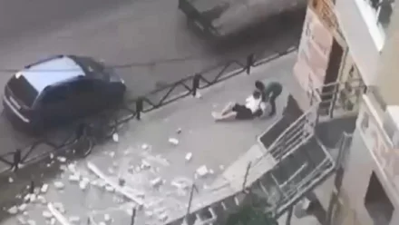 В Астрахани на улице Баумана мужчина упал со 2 этажа дома