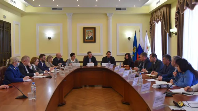 В Астрахани проверяют реализацию программ по переселению из аварийного жилья