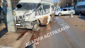 В Астрахани на улице Свердлова маршрутка въехала в столб