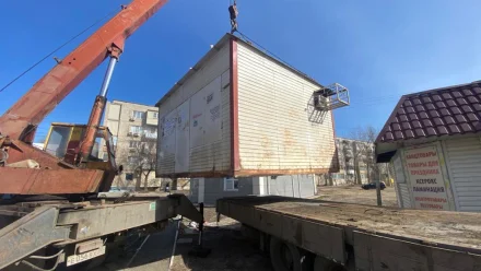 В Советском районе Астрахани начали убирать нелегальные киоски