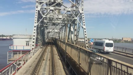 Сегодня на Старом мосту в Астрахани ограничат движение транспорта