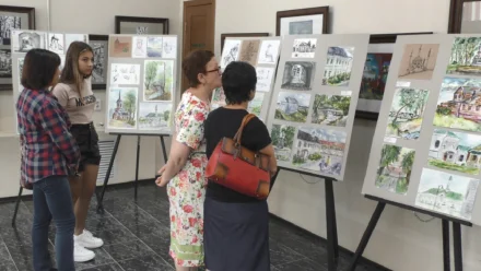 В Астрахани открылась выставка картин одарённых детей