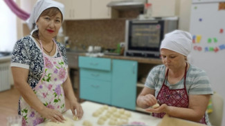 Общественники астраханской полиции испекли вкусное угощение бойцам СВО