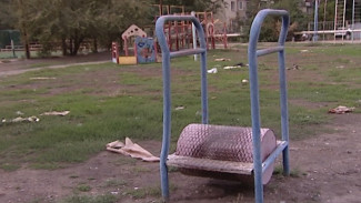 В Астрахани жители многоэтажек жалуются на состояние детских площадок