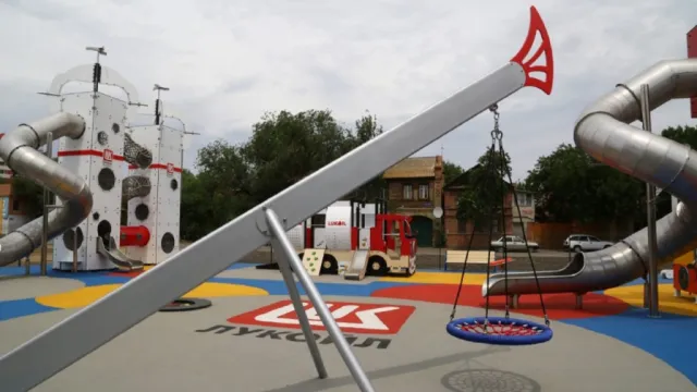 Возле Лебединого озера появилась стилизованная детская площадка