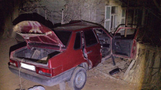 Астраханка въехала на автомобиле в жилой дом и угробила пассажира