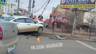 В Астрахани в ДТП на Николая Островского пострадала 27-летняя девушка