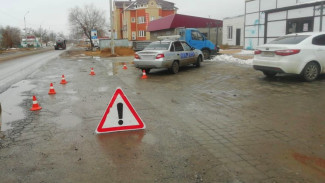 Астраханец сдавал назад на иномарке и наехал на пешехода