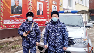 В Астрахани сотрудники Росгвардии спасли замерзающего в сугробе мужчину