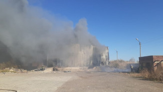 В Астрахани горит склад с кегами с пивом и углекислотными баллонами