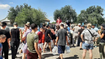 Воспитанники соццентра в Астраханской области помогли погрузить гумпомощь