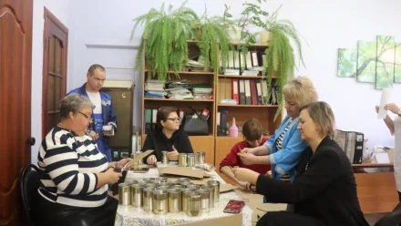 Сотрудники и воспитанники астраханского соццентра изготовили 500 окопных свечей для бойцов СВО 