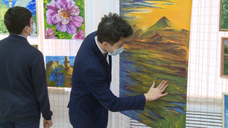 В Астрахани открылась выставка картин, которые можно потрогать