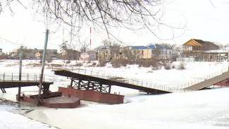 Понтоны на мосту на "Десятке" в Астрахани не могут поднять из-за морозов